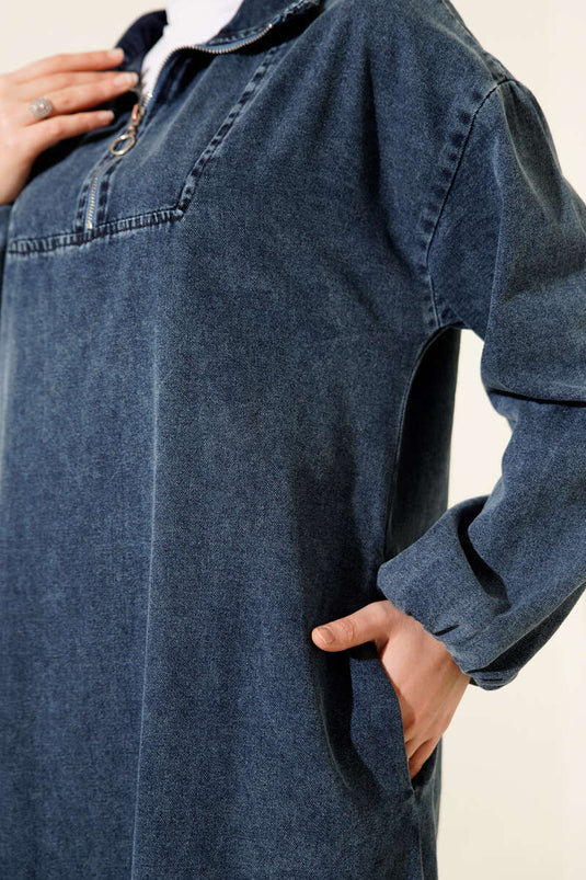 Robe en jean bleue à col montant zippé et poches