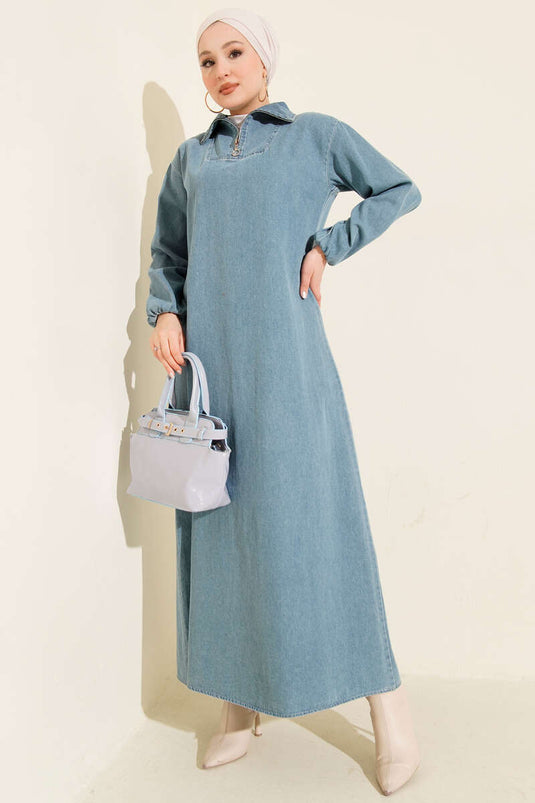 فستان جينز بأزرار نصف ياقة باللون الأزرق الفاتح