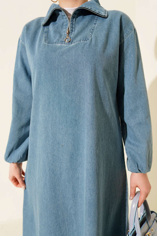 فستان جينز بأزرار نصف ياقة باللون الأزرق الفاتح