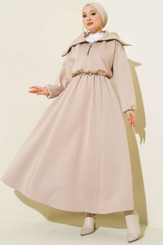 فستان سكوبا بياقة نصفية وسحاب باللون البيج