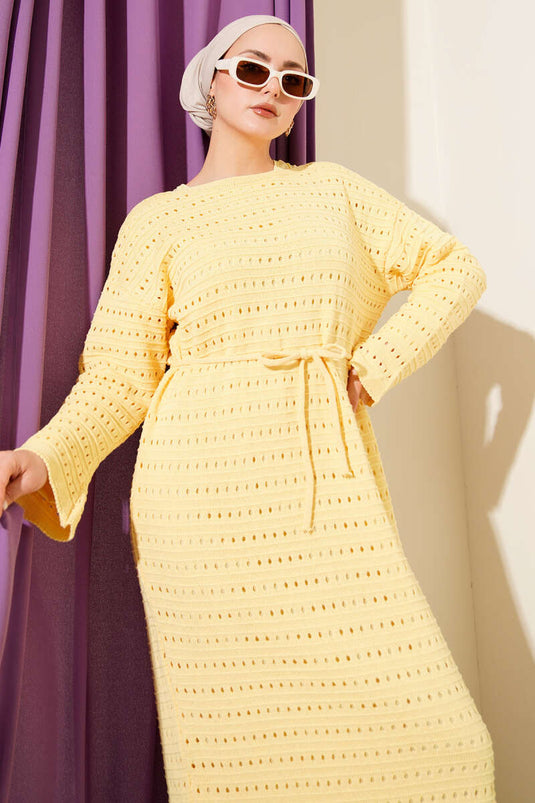 فستان تريكو بحزام من الخيط المفتوح من ياتاي باللون الأصفر
