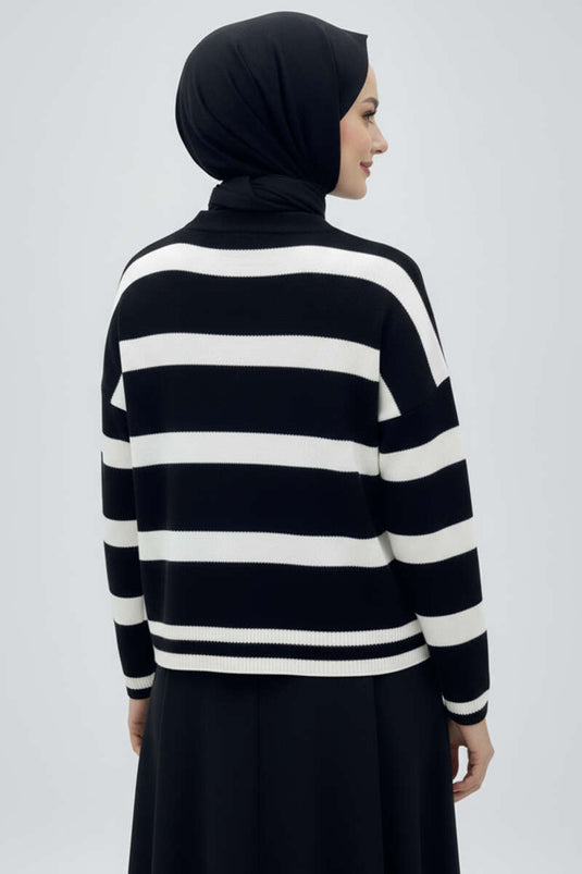 كنزة قصيرة محبوكة بتفاصيل مخططة أفقية، أسود