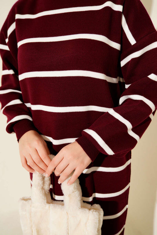 فستان محبوك بياقة عالية مخطط أفقياً، لون عنابي