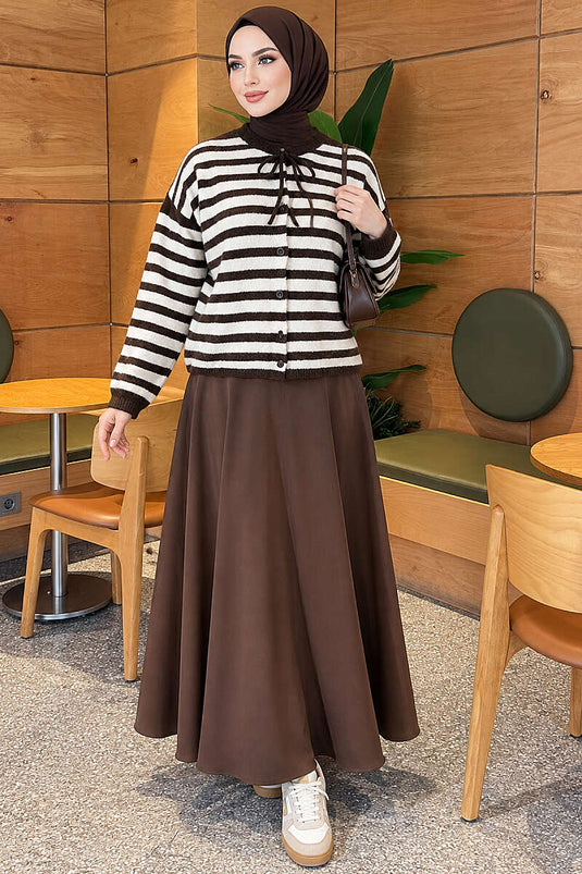 Heller Strickjacke Mit Horizontalen Streifen In Braun