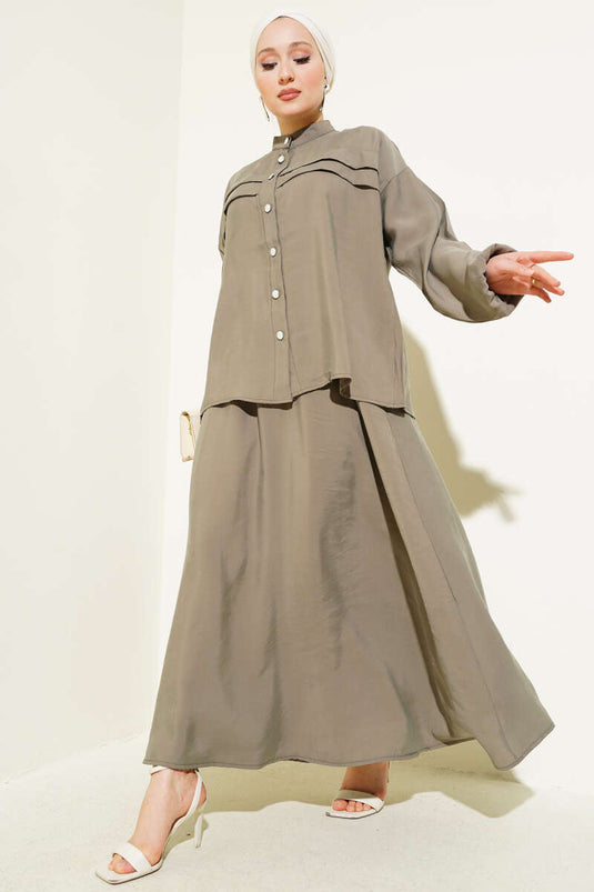 بدلة من قطعتين بتنورة وتفاصيل طيات أفقية من نفطي