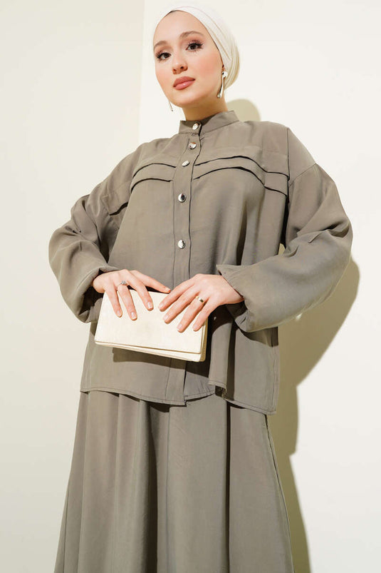 بدلة من قطعتين بتنورة وتفاصيل طيات أفقية من نفطي