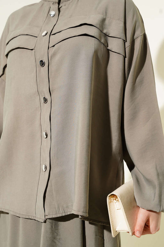 بدلة من قطعتين بتنورة وتفاصيل طيات أفقية من نفطي