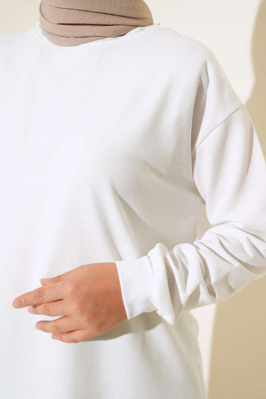 سترة بيضاء مع شعار وطباعة نصية