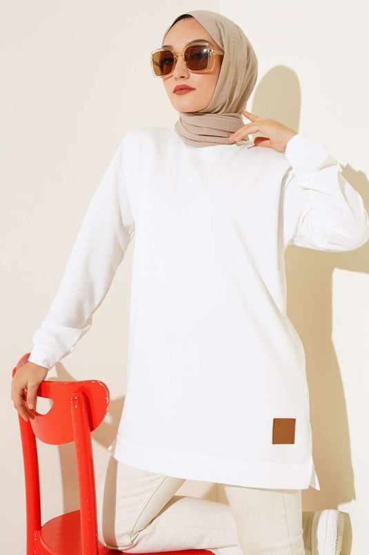 سترة بيضاء مع شعار وطباعة نصية