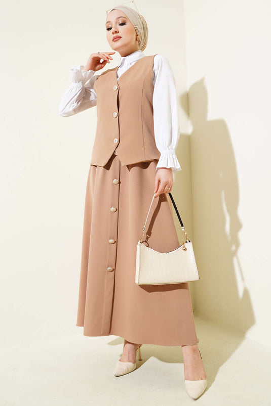 بدلة تنورة بتفاصيل أزرار وسترة بلون الجمل