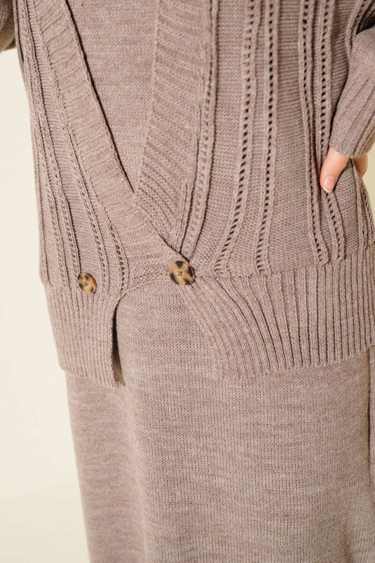 Conjunto de dos piezas de punto: chaleco y vestido, color visón.