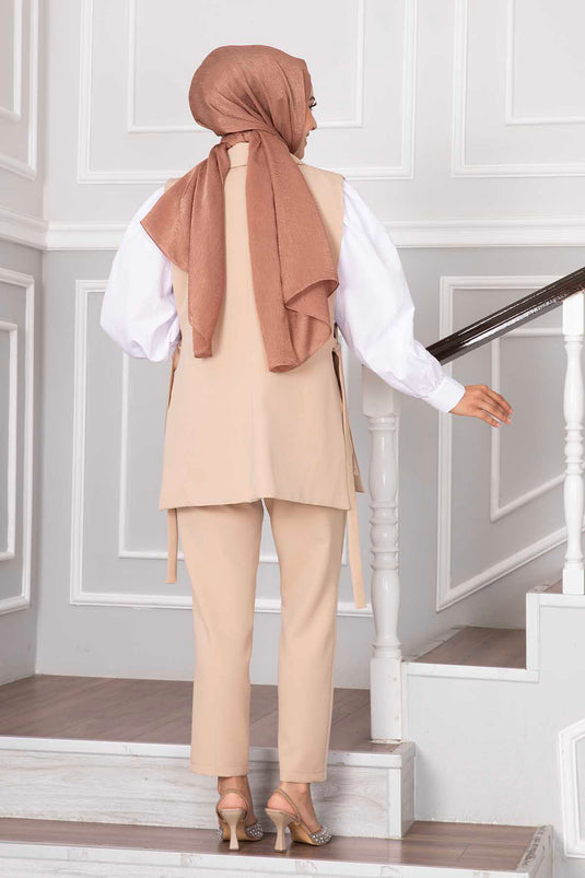 Conjunto Modesto De Dos Piezas Con Chaleco En Crema