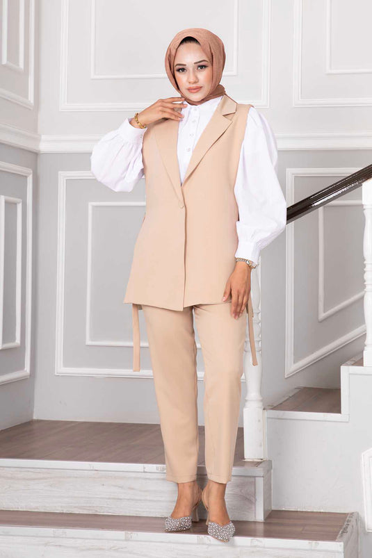 Conjunto Modesto De Dos Piezas Con Chaleco En Crema