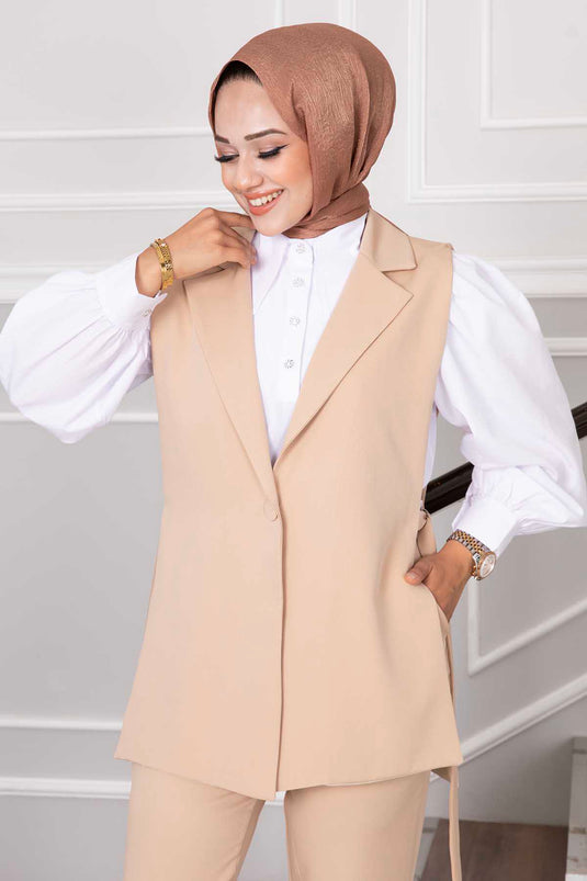 Conjunto Modesto De Dos Piezas Con Chaleco En Crema