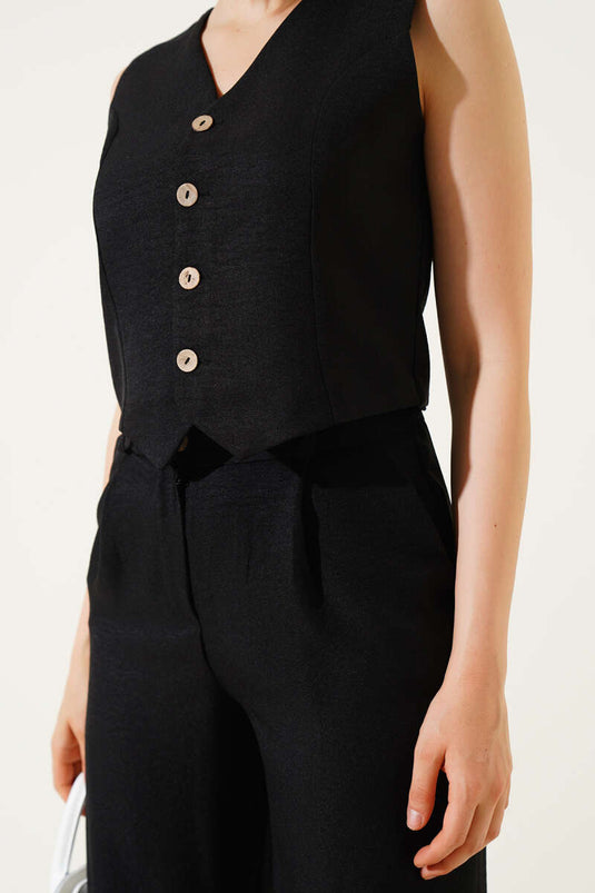 Schwarzer zweiteiliger Anzug mit Holzknöpfen und Weste