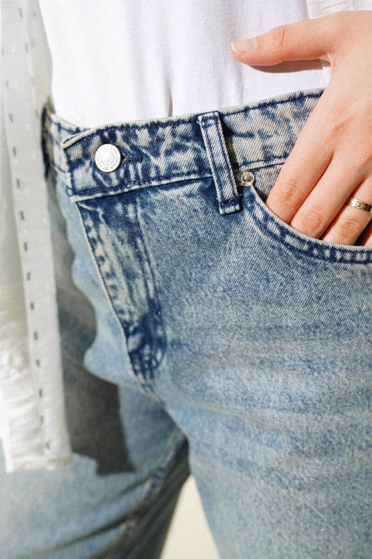 بنطلون جينز فضفاض مغسول باللون الأزرق