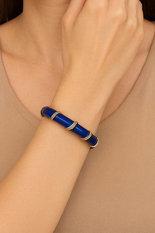 سوار على شكل ثعبان مزين بأحجار كريمة.