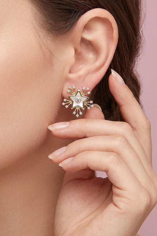 قرط ذهبي مزين بحجر بشكل نجمة