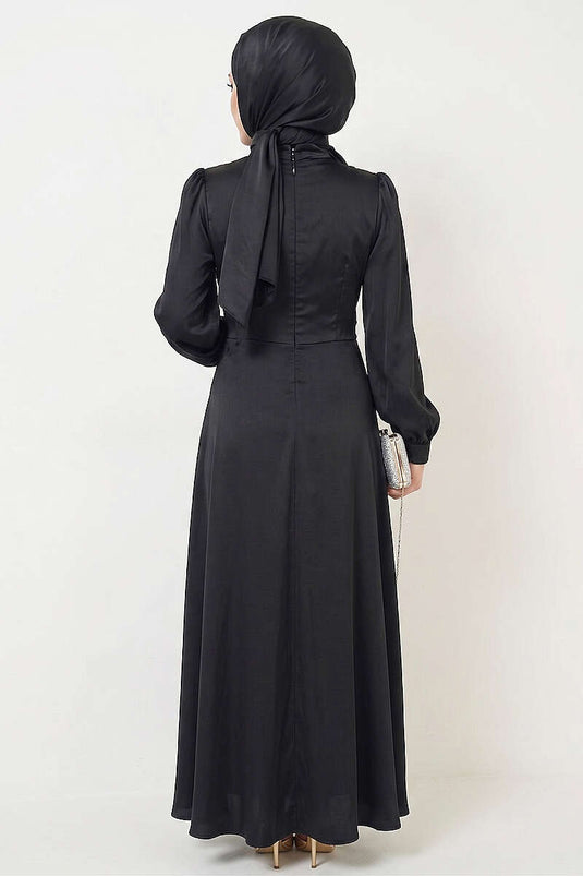 Yıldız Gold Haarnadel mit Satin-Abendkleid Schwarz