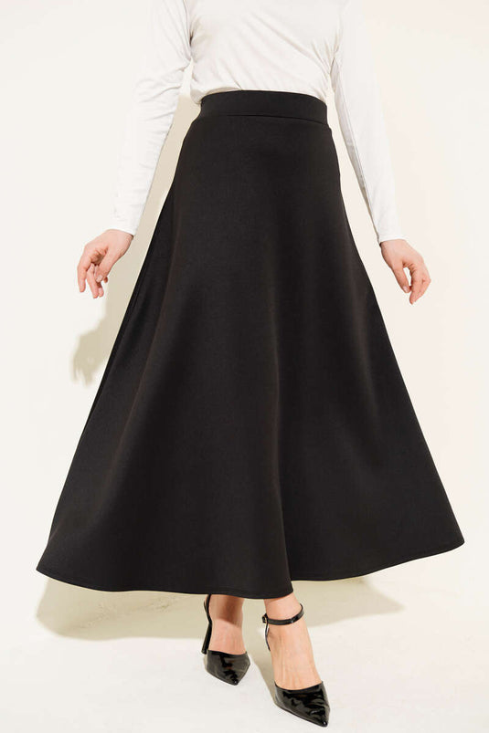 تنورة عالية الخصر واسعة باللون الأسود