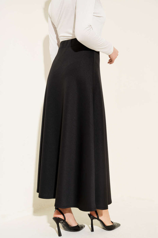 تنورة عالية الخصر واسعة باللون الأسود