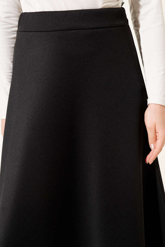 تنورة عالية الخصر واسعة باللون الأسود