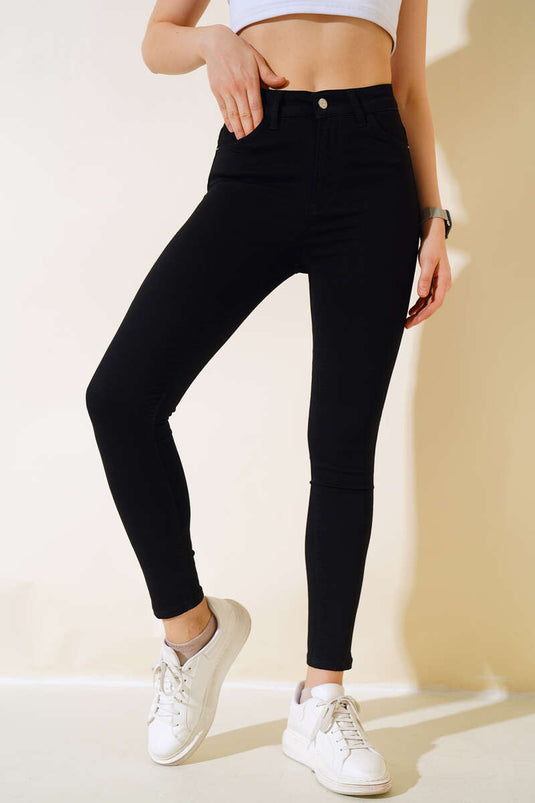 Röhrenjeans mit hoher Taille in Schwarz