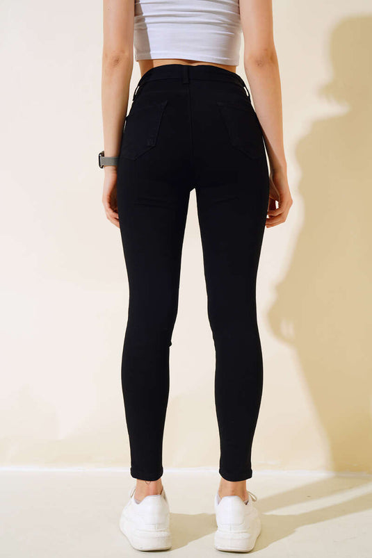 Röhrenjeans mit hoher Taille in Schwarz