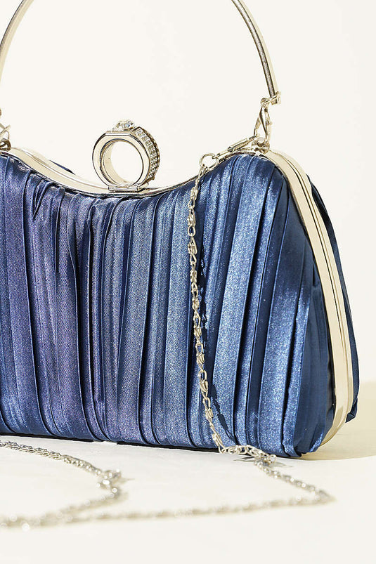 Sac de soirée plissé en satin avec anneau bleu marine