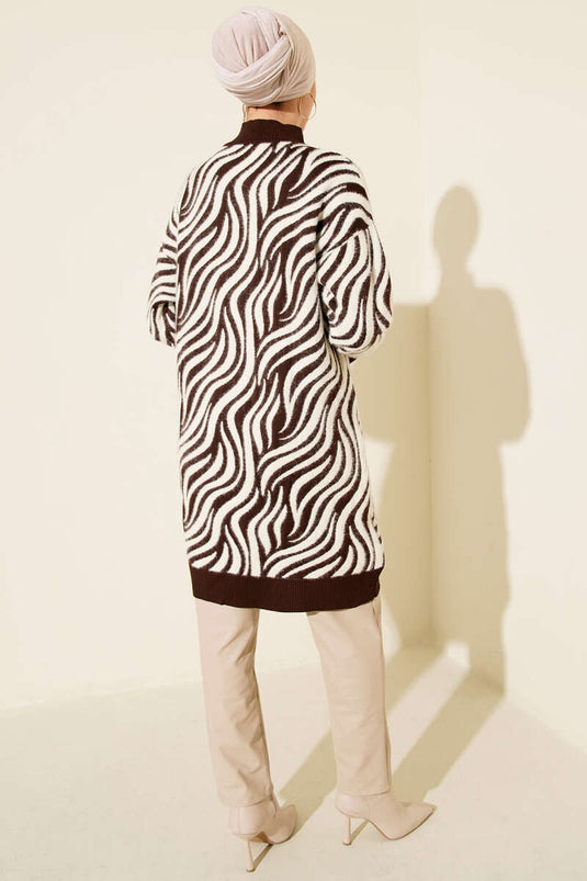كارديجان محبوك بنقشة جلد الحمار الوحشي وتفاصيل من صوف الأنجورا، بني
