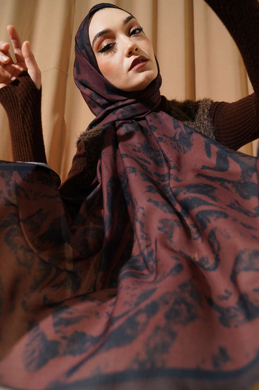 وشاح بنقشة الحمار الوحشي بلون الطين