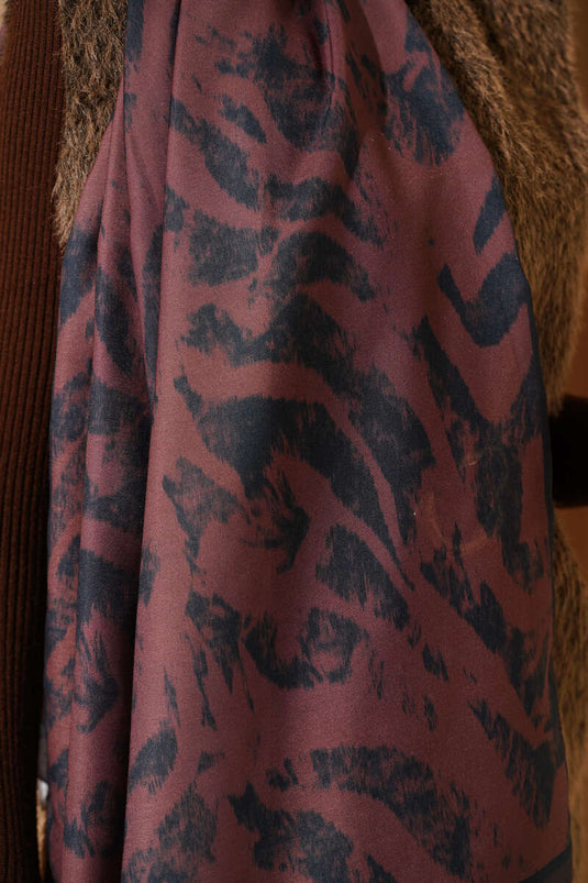 وشاح بنقشة الحمار الوحشي بلون الطين