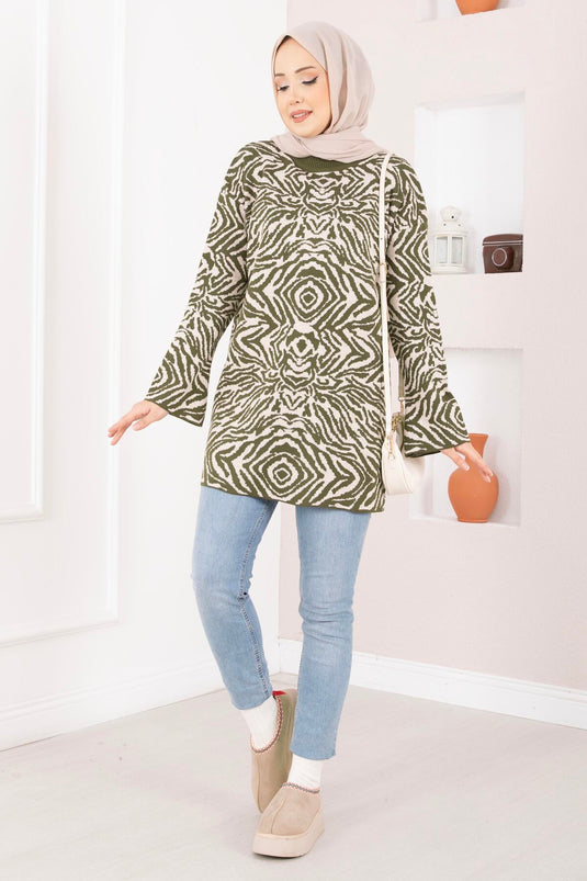كنزة صوفية بنقشة حمار الوحش باللون الأخضر الزيتوني