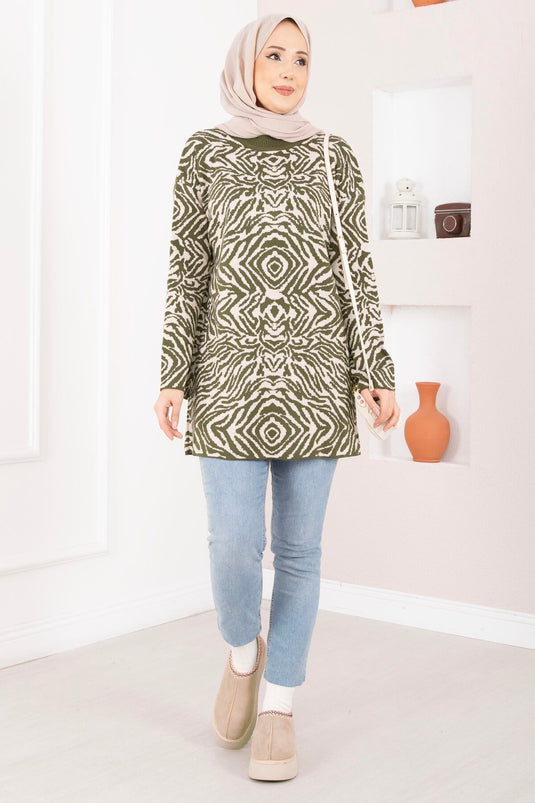 كنزة صوفية بنقشة حمار الوحش باللون الأخضر الزيتوني