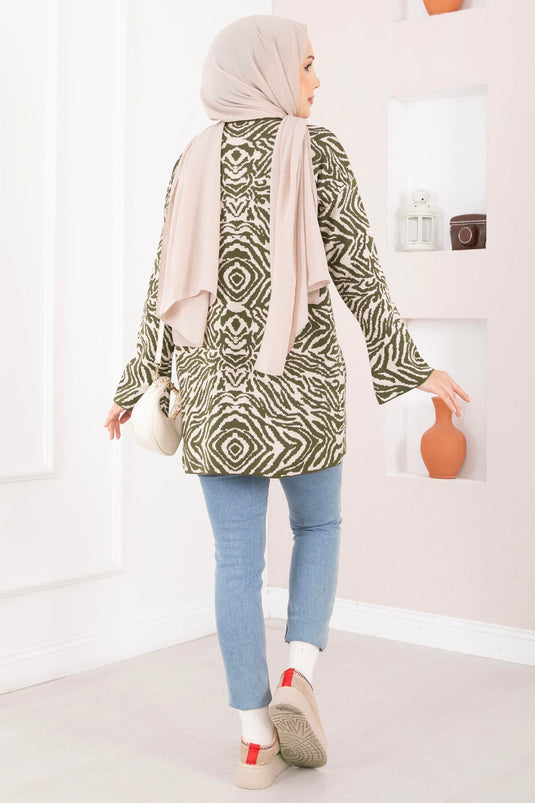 كنزة صوفية بنقشة حمار الوحش باللون الأخضر الزيتوني