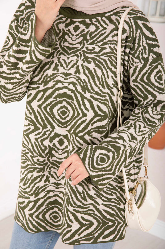 كنزة صوفية بنقشة حمار الوحش باللون الأخضر الزيتوني