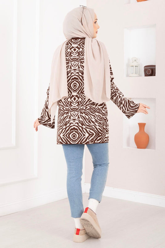 كنزة صوفية بنقشة الحمار الوحشي باللون البني