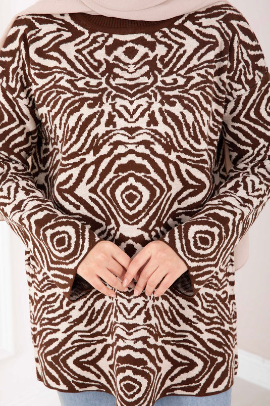 كنزة صوفية بنقشة الحمار الوحشي باللون البني