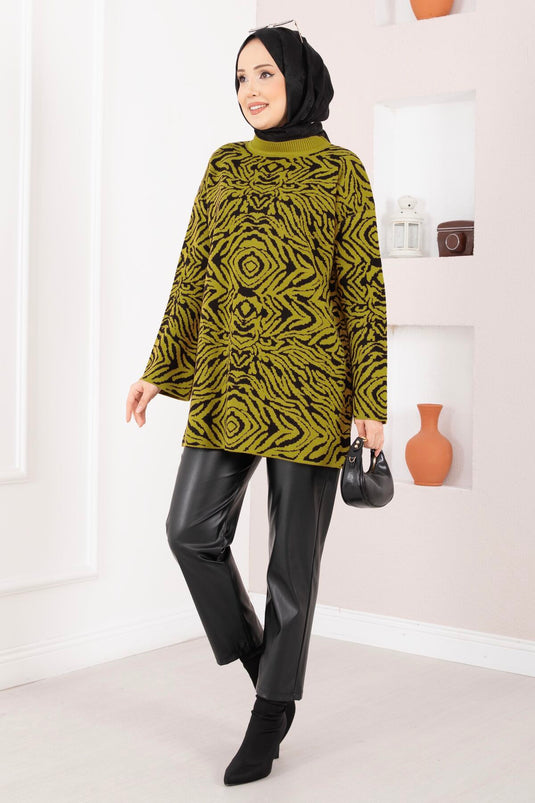 كنزة صوفية بنقشة حمار الوحش بلون أخضر زيتوني