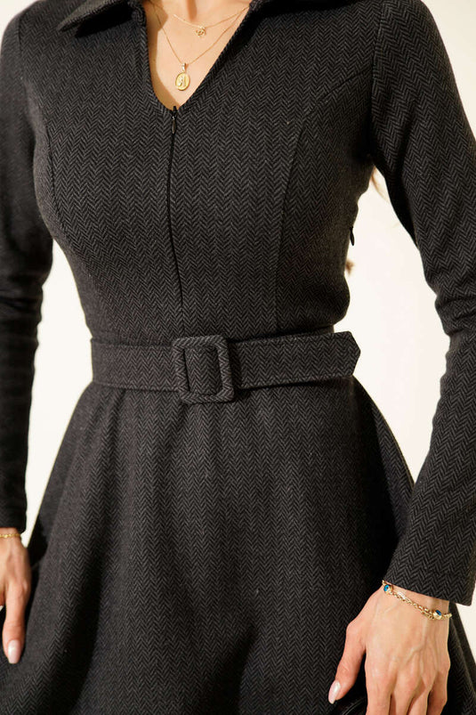 فستان قصير بحزام ونقشة متعرجة، لون أنثراسيت