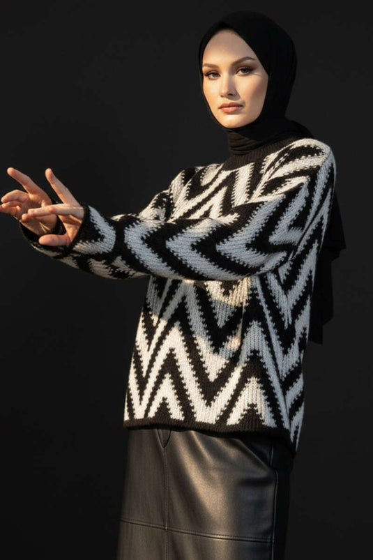 سترة محبوكة بنمط متعرج باللون الأسود