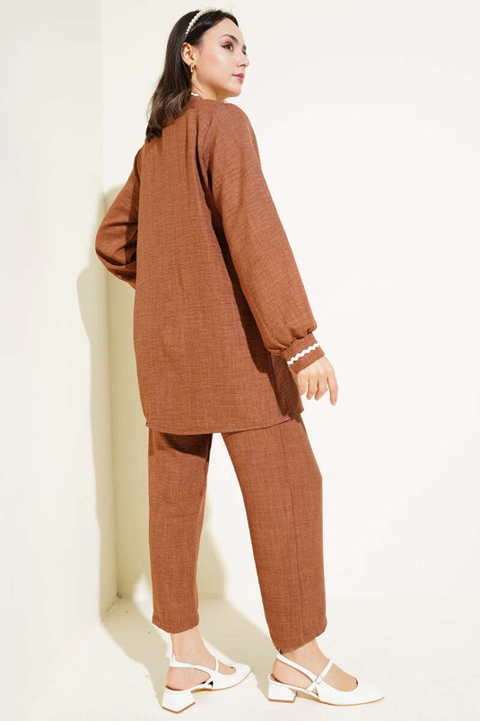 بدلة من قطعتين مزينة بالدانتيل وتفاصيل متعرجة، لون بني