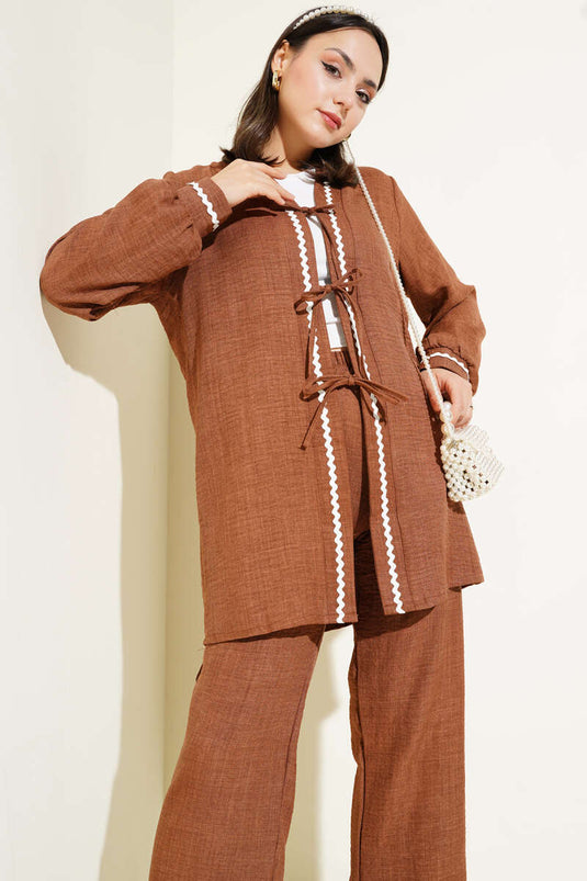 بدلة من قطعتين مزينة بالدانتيل وتفاصيل متعرجة، لون بني