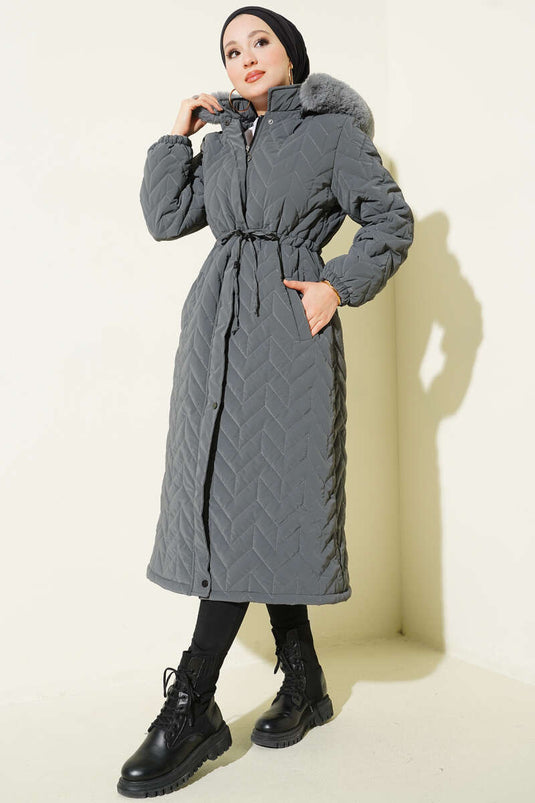 معطف مبطن مبطن بخطوط متعرجة مع قبعة بلون رمادي دخاني