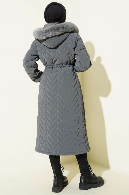 معطف مبطن مبطن بخطوط متعرجة مع قبعة بلون رمادي دخاني