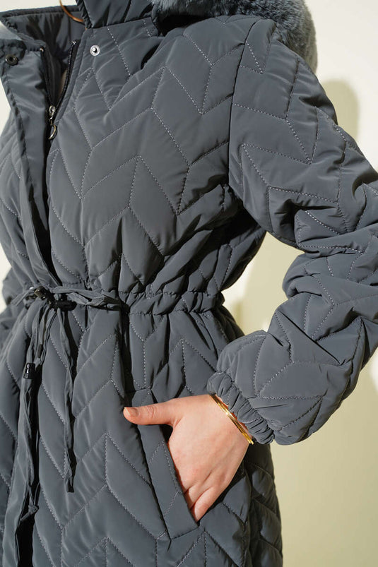 معطف مبطن مبطن بخطوط متعرجة مع قبعة بلون رمادي دخاني