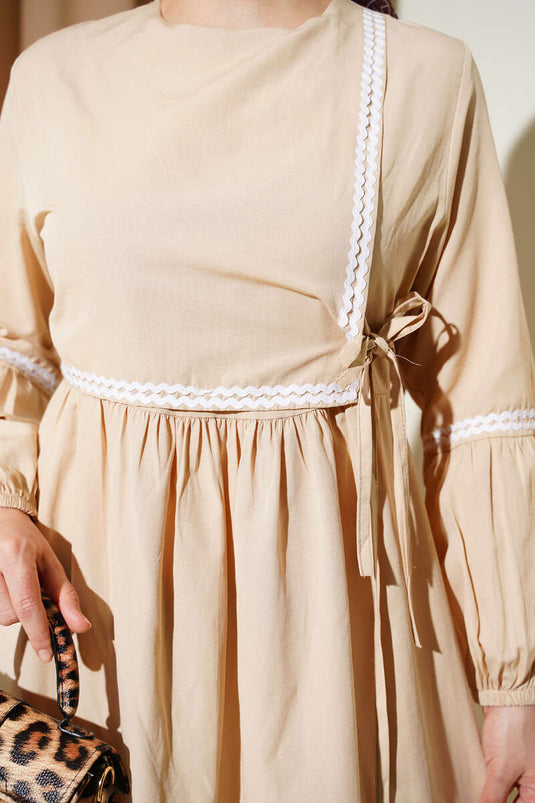 Zickzack-Stickerei Popeline-Kleid mit seitlicher Kordel Beige