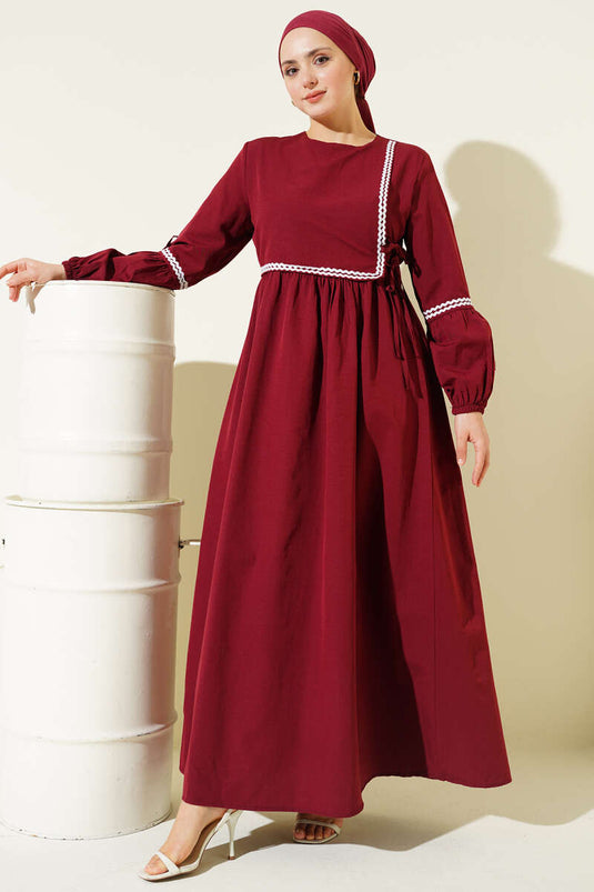 Robe en popeline bordeaux avec broderie zigzag et cordon latéral