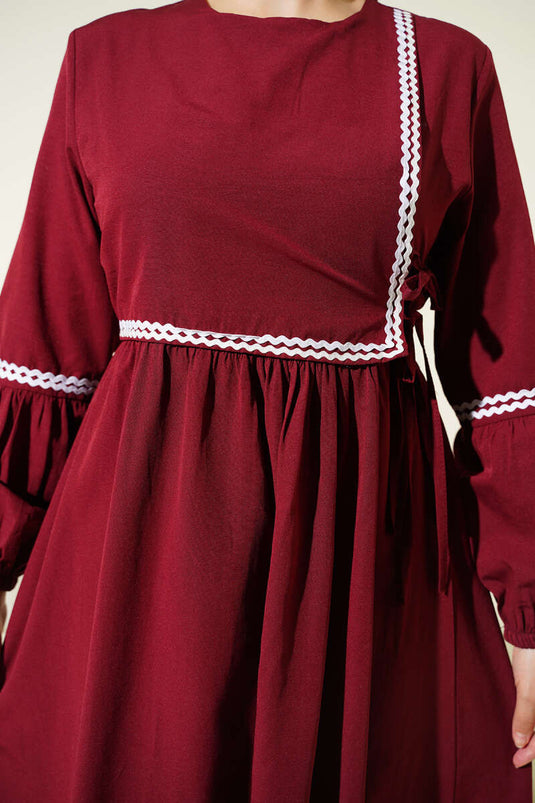 Robe en popeline bordeaux avec broderie zigzag et cordon latéral