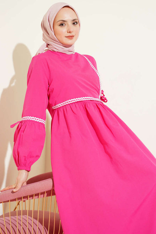 Robe en popeline fuchsia avec broderie zigzag et cordon latéral